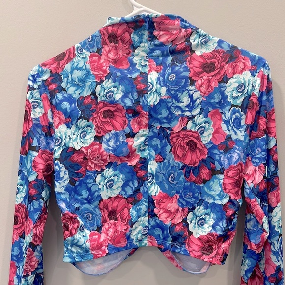 Lovers+Friends🩷 Hot Pink&Blue Floral LongSleeve Draped Mock Turtleneck CropTop M - Picture 7 of 10